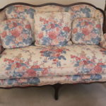 QUALITY FLORAL WOOD FRAME SETTEE BY HENREDON MATCHING SETTEE IN LOT 30
